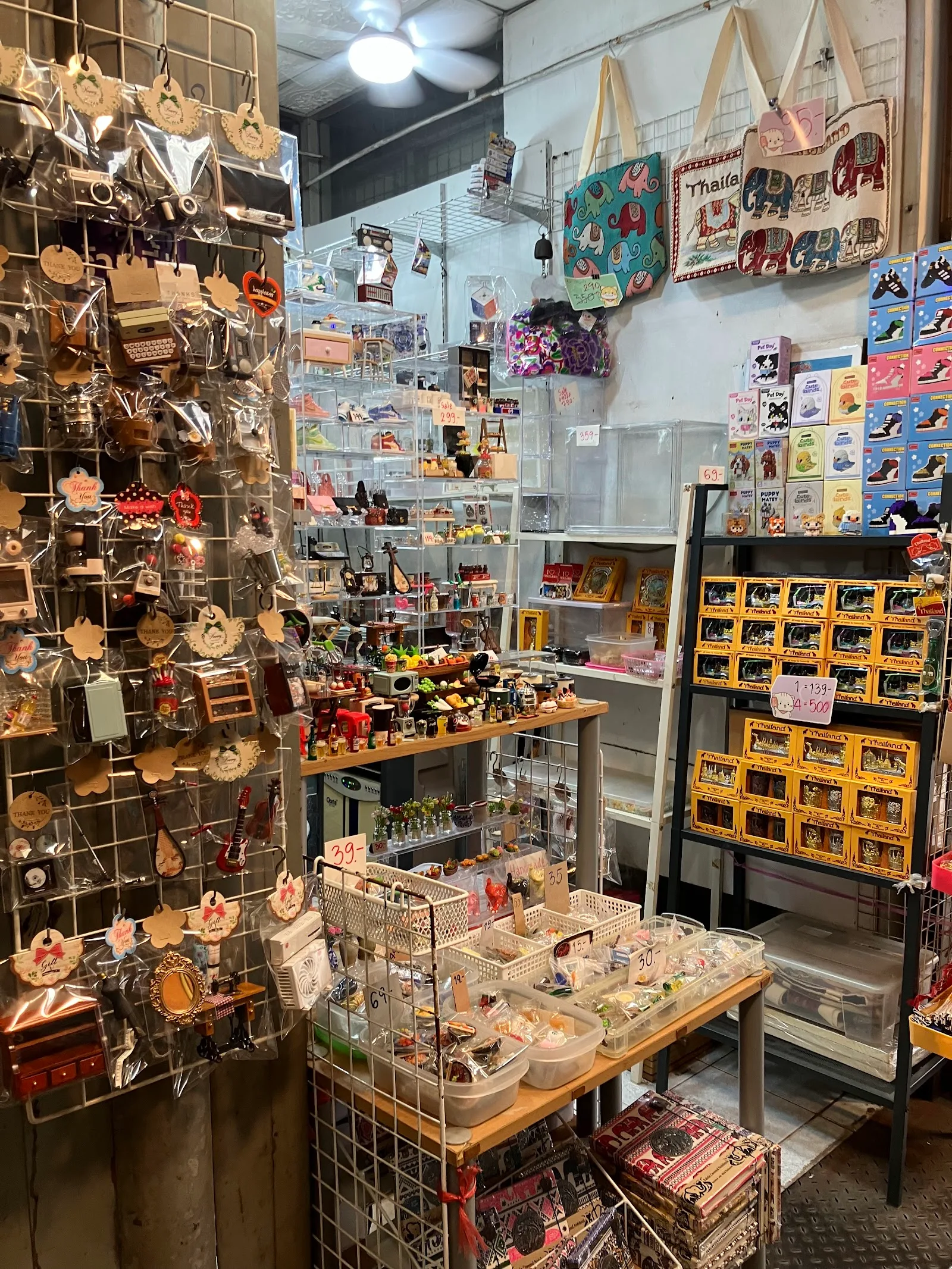 แผงร้านเจ ตลาดนัดจตุจักร ในโซนต้นไม้ริมถนนกำแพงเพชร 2