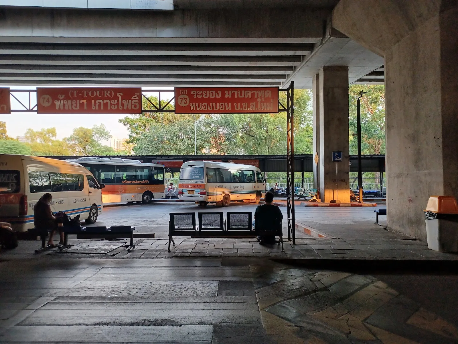 ภาพจริงของ ท่ารถตู้ต่างจังหวัด หมอชิต 2 (จุดที่2) ย่านจตุจักร จาก Google Maps