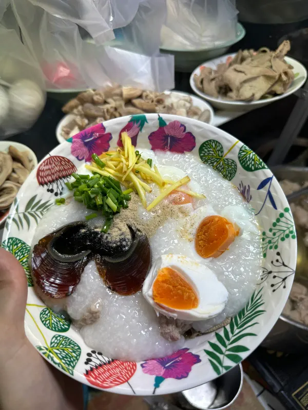 โจ๊กหมูเด้งกลางซอยลือชา