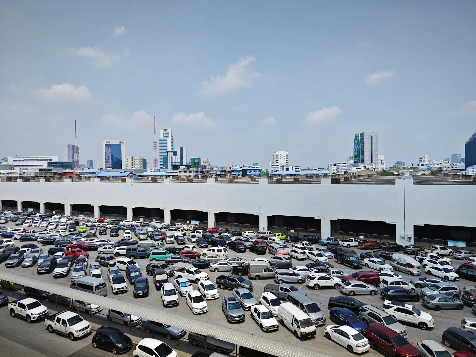 ภาพจริงของ ลานจอดรถ BTS หมอชิต ย่านจตุจักร จาก Google Maps